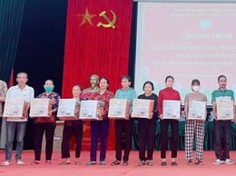 Đồng chí Chủ tịch Ủy ban MTTQ Việt Nam huyện Ứng Hòa trao tặng quà cho các hộ có hoàn cảnh khó khăn trên địa bàn xã Hoa Viên