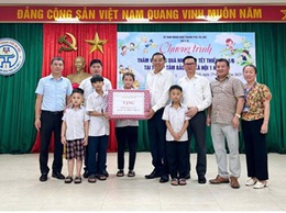 Lãnh đạo Sở Y tế thăm và tặng quà cho trẻ em tại Trung tâm Bảo trợ xã hội 1 Hà Nội