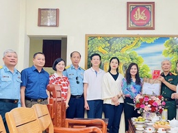 Phường Tương Mai tổ chức thăm hỏi, tặng quà Người có công và gia đình chính sách nhân kỷ niệm 50 năm ngày Giải phóng miền Nam, thống nhất đất nước.