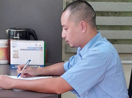 Chú bảo vệ Cung Bảo Tuyền người lặng lẽ giữ bình yên nơi cổng trường Mầm non Hoa Sữa