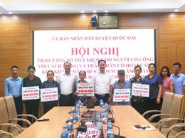 Quốc Oai trao tặng 5 sổ tiết kiệm cho các gia đình chính sách nhân dịp 78 năm ngày thương binh – liệt sĩ