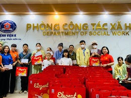 Cán bộ giáo viên nhân viên và phụ huynh trường mầm non Yên Sở trao tặng quà cho bệnh nhân tại bệnh viện K - Tân Triều