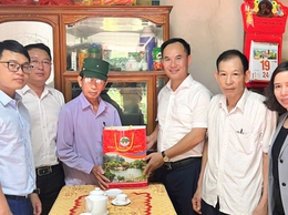 Lãnh đạo huyện Quốc Oai thăm, tặng quà người có công tiêu biểu nhân dịp kỷ niệm 78 năm Ngày Thương binh - Liệt sĩ

