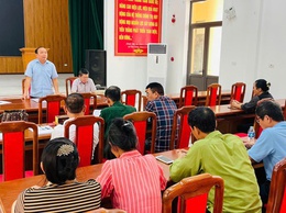 Thành viên Ban đại diện HĐQT NHCSXH huyện Mê Linh kiểm tra, giám sát các hoạt động tín dụng chính sách tại xã Tiến Thắng