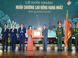 Quận Tây Hồ đón nhận Huân chương Lao động hạng Nhất