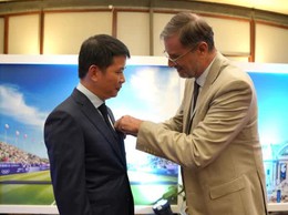 Đại sứ Pháp trao Huân chương Công trạng Quốc gia cho Chủ tịch UBND quận Hoàn Kiếm