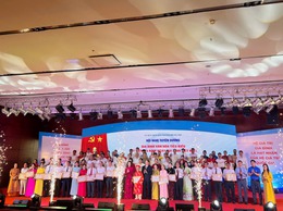 Khen thưởng thành tích xuất sắc cho các hộ Gia đình văn hóa tiêu biểu nhân dịp kỷ niệm 24 năm Ngày Gia đình Việt Nam