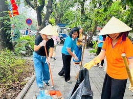 Phụ nữ 126 xã, phường ra quân vệ sinh môi trường
