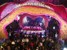 [Ảnh] Rực rỡ đêm khai mạc Festival hoa Mê Linh 2024