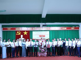 Lễ trao các quyết định của Thành phố về công tác cán bộ tại xã Yên Bài.