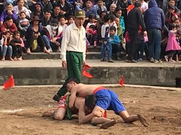 Về Chi Đông xem vật truyền thống