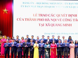 Bí thư Thành ủy Hà Nội Bùi Thị Minh Hoài trao quyết định về công tác cán bộ tại xã Quang Minhh
