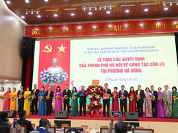 Trao các quyết định của Thành phố Hà Nội về công tác cán bộ tại phường Hà Đông
