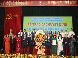 Đồng chí Hoàng Trọng Quyết trao các quyết định của Thành phố về công tác cán bộ tại phường Bồ Đề