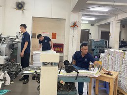 Báo Hànộimới in 70.000 bản đồ họa ranh giới 126 xã, phường mới tặng bạn đọc