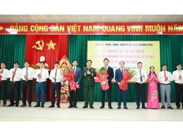 Xã Minh Châu: tổ chức Lễ trao các quyết định của Thành phố về công tác nhân sự