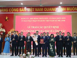 Bí thư Thành ủy Hà Nội Bùi Thị Minh Hoài trao quyết định về công tác cán bộ tại xã Mê Linh
