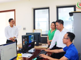 Đồng chí Chủ tịch UBND xã Quốc Oai Nguyễn Trung Thành kiểm tra công vụ tại các cơ quan chuyên môn ngay sau khi chính thức triển khai chính quyền địa phương hai cấp
