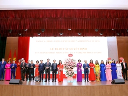 Lãnh đạo Thành phố Hà Nội trao quyết định về công tác cán bộ tại phường Cầu Giấy