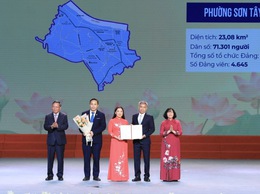 Lễ trao các quyết định của Thành phố Hà Nội về công tác nhân sự đối với phường Sơn Tây