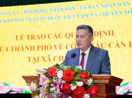 Lễ trao các Quyết định của Thành phố về công tác cán bộ tại xã Chuyên Mỹ