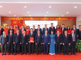 Đồng chí Hoàng Trọng Quyết trao các quyết định của Thành phố về công tác cán bộ tại phường Phúc Lợi (mới)
