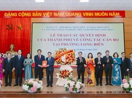 Đồng chí Hoàng Trọng Quyết trao các quyết định của Thành phố về công tác cán bộ tại phường Long Biên (mới)