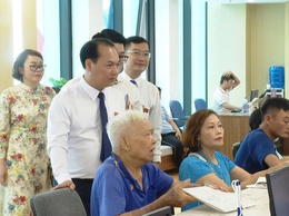 Đồng chí Bí Thư Đảng uỷ xã Đông Anh - Nguyễn Anh Dũng kiểm tra ngày đầu làm việc tại Trung tâm hành chính công của xã