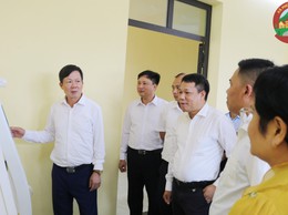 Đồng chí Bí thư Đảng ủy, Chủ tịch HĐND xã kiểm tra tại trung tâm dịch vụ hành chính công