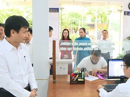Lãnh đạo xã Phúc Thọ kiểm tra, động viên cán bộ tại điểm phục vụ hành chính công trong ngày làm việc đầu tiên