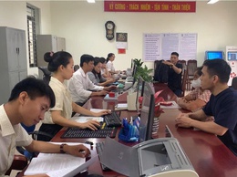 Cán bộ tại điểm phục vụ hành chính công của xã Mỹ Đức tận tình, trách nhiệm trong ngày đầu vận hành mô chính quyền 2 cấp