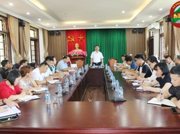 Đồng chí Hoàng Nguyên Ưng – Phó Bí thư Đảng ủy, Chủ tịch UBND xã Phú Cát làm việc với Phòng Kinh tế xã