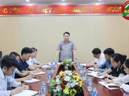 Đồng chí Phó Bí thư Thường trực Đảng ủy xã Phú Cát làm việc với Ban xây dựng Đảng