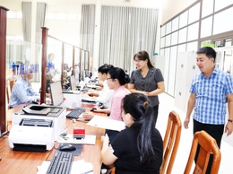Các đồng chí lãnh đạo xã Hòa Phú kiểm tra, động viên cán bộ, công chức và người dân làm việc, giao dịch tại Điểm phục vụ hành chính công.