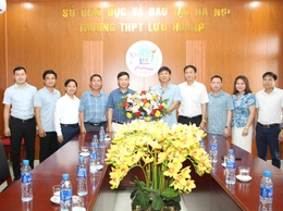 THƯỜNG TRỰC ĐẢNG UỶ XÃ HOÀ XÁ THĂM, ĐỘNG VIÊN VÀ CHÚC MỪNG CHI BỘ, TẬP THỂ TRƯỜNG THPT LƯU HOÀNG