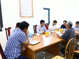 Đồng chí Phạm Gia Lộc - Phó Bí thư Đảng ủy, Chủ tịch UBND xã tiếp công dân định kỳ tháng 7/2025
