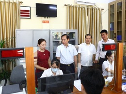 Đồng chí Nguyễn Đăng Sơn - Phó Bí thư Thường trực Đảng ủy xã thăm điểm phục vụ hành chính công