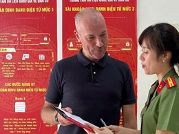 Công an phường Phúc Lợi chủ động triển khai tuyên truyền, hướng dẫn người nước ngoài đăng ký tài khoản định danh điện tử mức độ 2