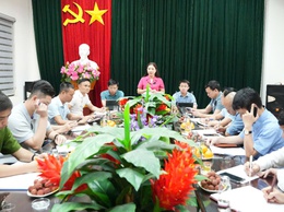 Lãnh đạo UBND phường làm việc với Ban Quản lý chợ Nghệ Sơn Tây