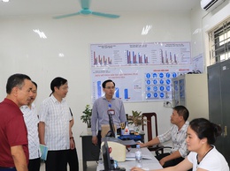 Các đồng chí lãnh đạo xã Phú Nghĩa kiểm tra cơ sở vật chất và thăm hỏi, động viên đội ngũ y bác sĩ Trạm Y tế xã
