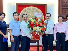 Báo Hànội mới thăm, chúc mừng các phường Long Biên, Việt Hưng, Phúc Lợi