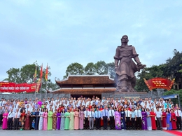 Cán bộ, đảng viên dâng hương tại Tượng đài Quang Trung - Nguyễn Huệ