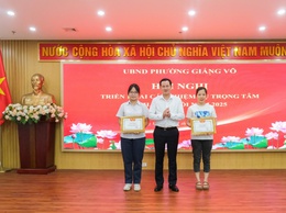 Phường Giảng Võ: Khen thưởng học sinh đạt thủ khoa kỳ thi vào lớp 10 THPT  và gương Người tốt việc tốt