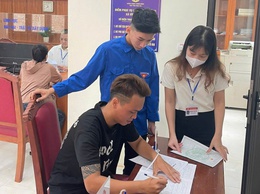 Tuổi trẻ xã Vĩnh Thanh xung kích hỗ trợ người dân trong những ngày đầu vận hành xã, phường mới.