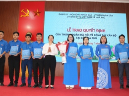 Lễ trao quyết định của Thành đoàn Hà Nội về công tác cán bộ tại xã Hòa Phú