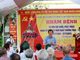 Khám bệnh, tư vấn sức khoẻ, cấp thuốc và tặng quà cho người có công với cách mạng tại xã Ứng Thiên