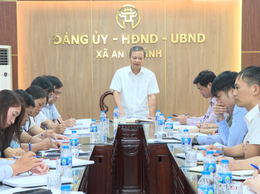 Đồng chí Hồ Trung Nghĩa - Phó Bí thư Đảng ủy, Chủ tịch UBND xã An Khánh làm việc với phòng Kinh tế 