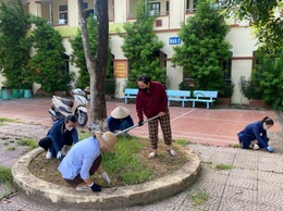 Chi Đoàn thanh niên trường  tiểu học Tòng Bạt xã Bất Bạt ra quân lao động vệ sinh khuân viên trường học trong dịp hè.