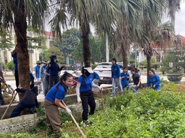 Đoàn thanh niên xã Trần Phú: tổng vệ sinh môi trường tại khuôn viên trụ sở Đảng uỷ, UBMTTQ Việt Nam xã