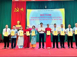           Đảng ủy xã Dương Hòa trao quyết định về công tác cán bộ tại cơ quan Uỷ ban Mặt trận Tổ quốc và các đoàn thể xã